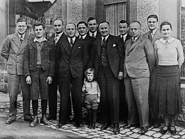 Adolf Häfele in zaposleni pred obrtno delavnico Häfele v Nagoldu