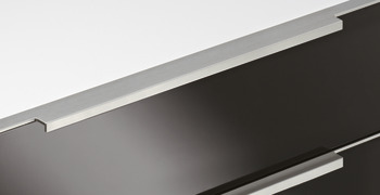 profilna letev – ročaj, Ročaj v širini pohištvenega elementa iz aluminija, oglat
